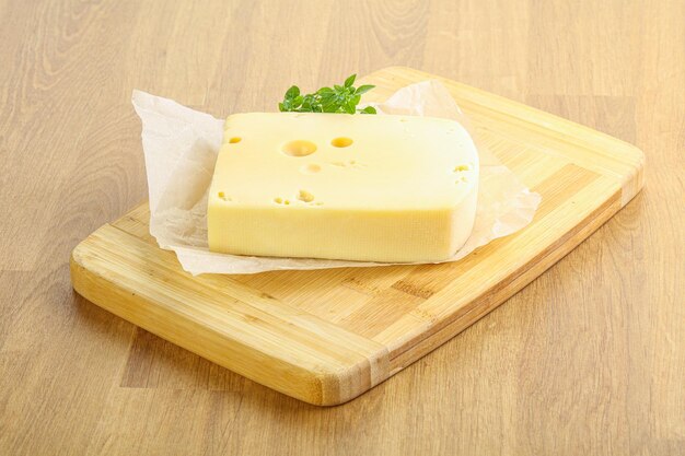 Maasdamer Käse über dem Brett