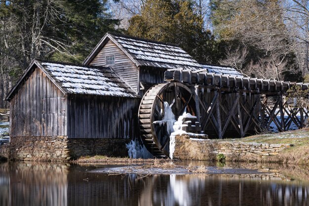 Mabry Mill im Winter mit Schnee und Eis bedeckt