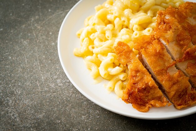 Mac caseiro e queijo com frango frito