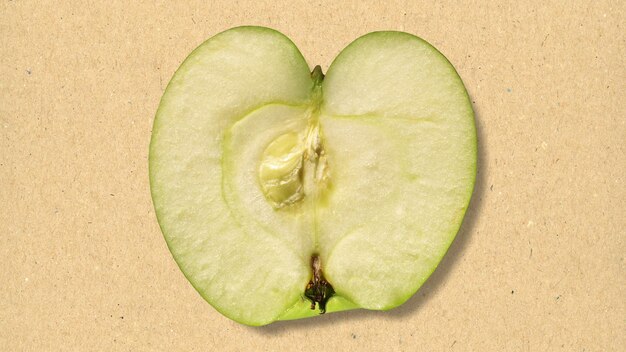 Foto maçã cortada em fatias sobre papel