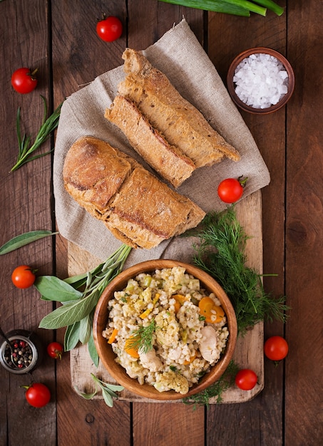 Maçã de cevada de pérolas saborosa com vegetais e frango