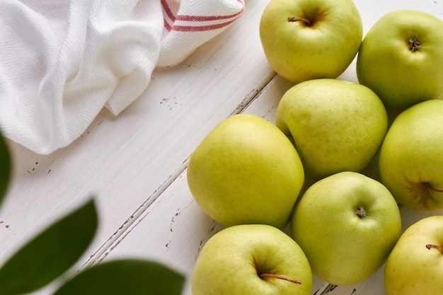 Maçã deliciosa dourada em fundo branco