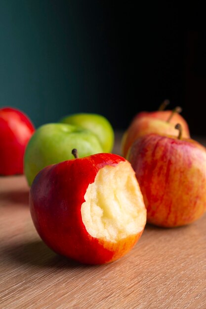maçã mordida em uma mesa de madeira maçãs