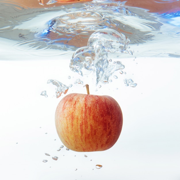 Foto maçã na água