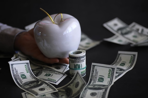 Maçã na mesa com notas de dólares de dinheiro Conceito de negócios dos EUA New york big apple