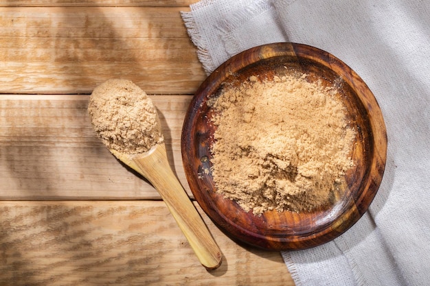 Maca-Pulver in Holzschale auf dem Tisch Nährsubstanz aus Peru