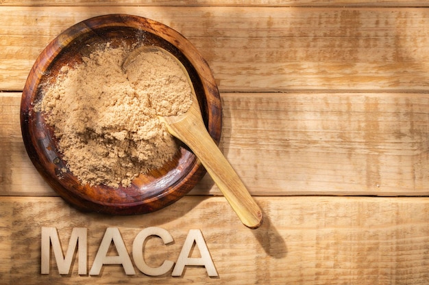 Maca-Pulver in Holzschale auf dem Tisch Nährsubstanz aus Peru