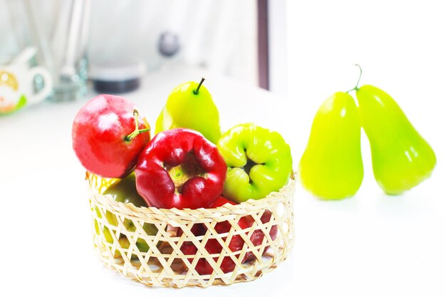 Foto maçã rosa vermelha e verde ásia maçã frutos sabores de doce brilho vermelho maçã rosa isolado em fundo branco