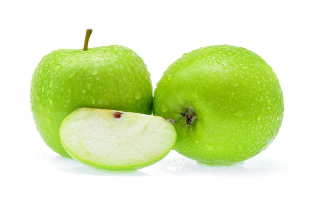 Maçã verde com gota de água no fundo branco.