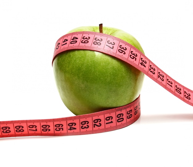 Maçã verde e fita de medição para dieta