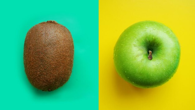 Maçã verde em gotas de água e kiwi sobre fundo de cor moderno amarelo e azul isolado de perto macro vista superior