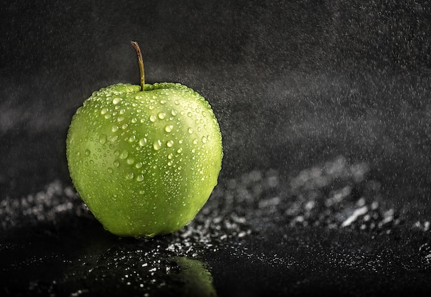 Maçã verde na mesa escura