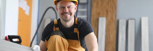 Macacão mestre profissional fazendo novo piso laminado