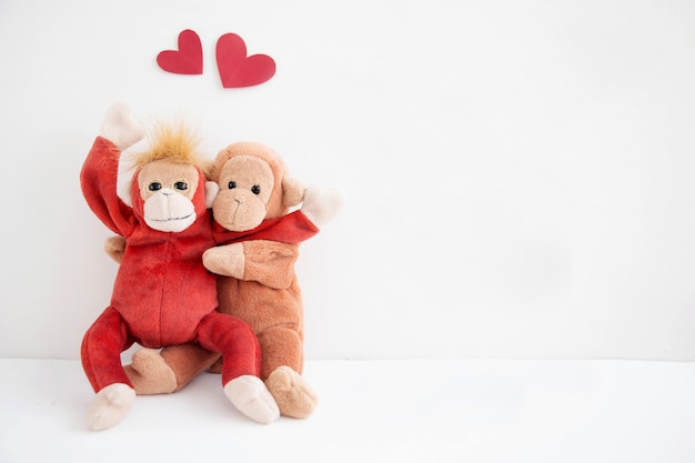 Macaco bonito casal com balões de coração vermelho