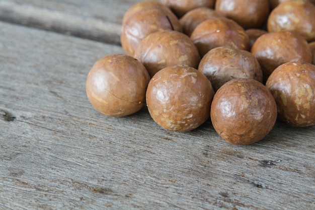 Macadamia em mesa de madeira.