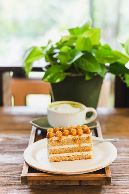 Macadamia-Karamell-Kuchen mit Macadamianüssen mit Kaffee auf dem Tisch