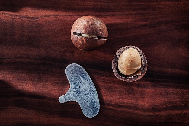 Macadamia-Nüsse auf Vintage-Holzbrett