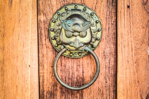 Foto maçaneta da porta antiga de latão chinês