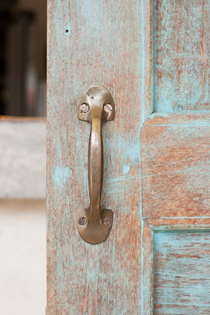 Foto maçaneta da porta de bronze velha.