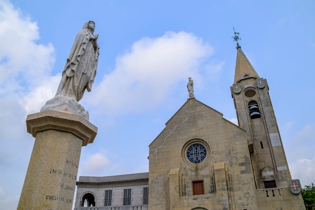 Foto macao, china - 2 de abril de 2020: iglesia de nuestra señora de penha en la cima de colina da penha en macao