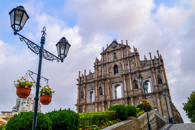 Macao, China - 2 de abril de 2020: Ruinas de la iglesia católica de San Pablo construida en 1640, el monumento más conocido de Macao y Patrimonio de la Humanidad por la UNESCO