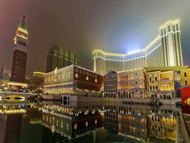 Macao, China - 8 de marzo de 2016: Venetian Macau Casino y resort de lujo en Macao, China. Tarde en la noche Iluminado con luz dorada