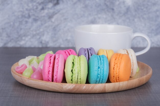 Macaron y Aalaw con café en la mesa de madera