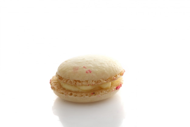 Macaron aislado en fondo blanco