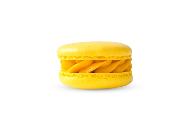 Macaron amarillo con crema cuajada aislado en blanco