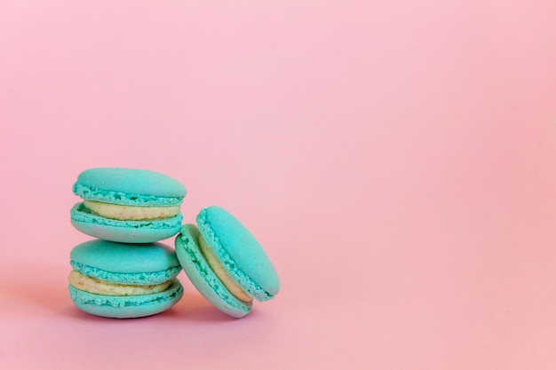 Macaron azul sobre fondo rosa