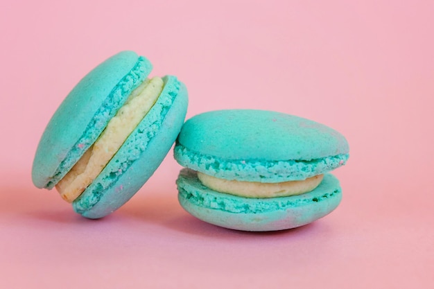 Macaron azul sobre fondo rosa