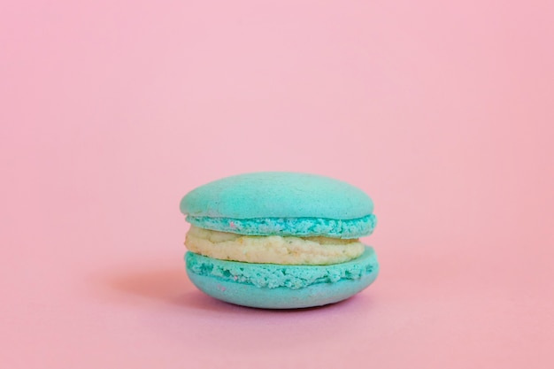 Macaron azul sobre fundo rosa