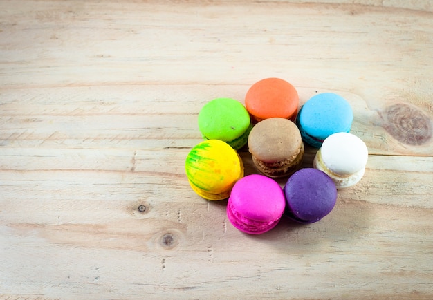 macaron colorido em madeira