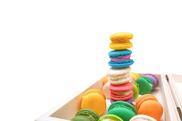 Macaron colorido ou biscoitos em uma caixa isolada na pilha alta de macarons de fundo branco