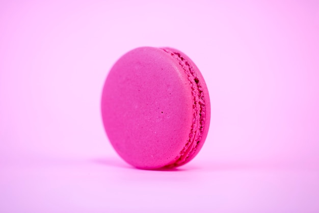 Macaron colorido sobre un fondo rosa