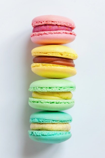 Macaron colorido sobre fundo branco