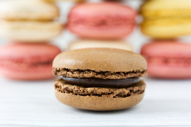 Macaron de chocolate em uma mesa de madeira branca