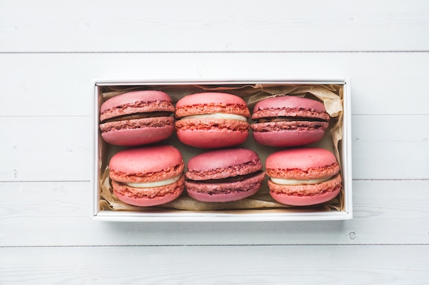 Macaron de sobremesa-de-rosa ou macaroons em uma caixa