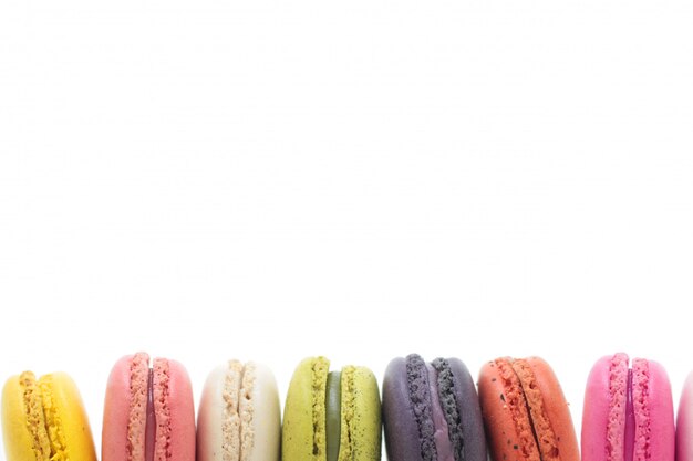 Macaron francés colorido en el fondo blanco