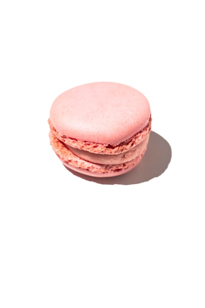 Macaron de fresa sobre un fondo blanco.