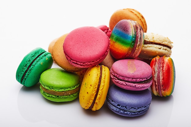 Macaron multicolorido dobrado em uma pilha em um fundo branco