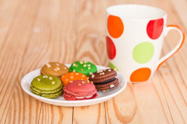 Macaron no prato na mesa de madeira