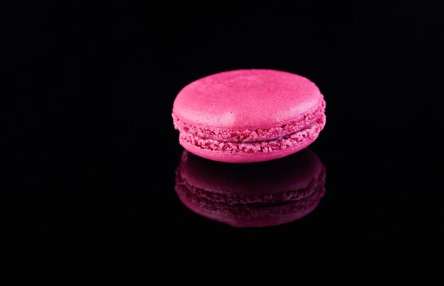 Macaron Pink auf einer schwarzen Oberfläche