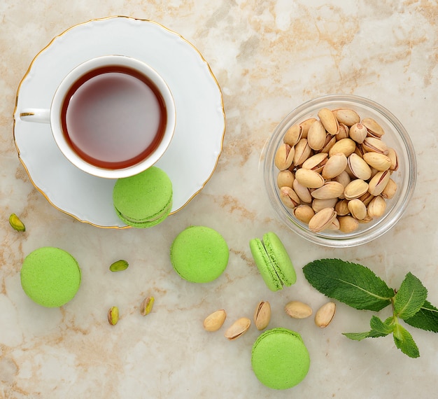 Macaron verde com uma xícara de chá
