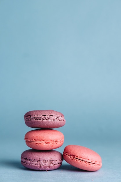 Macarones rosas sobre fondo azul