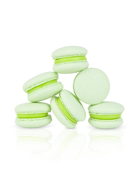 Macarones verdes franceses aislados en la pirámide blanca de pasteles de almendras