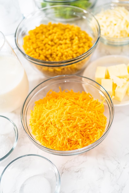 Macaroni e queijo com brócolis