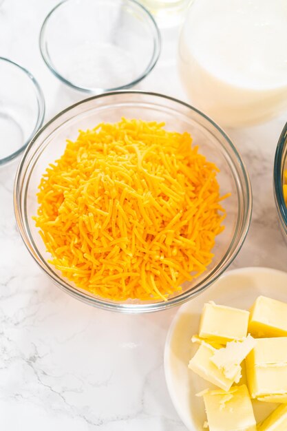 Macaroni e queijo com brócolis