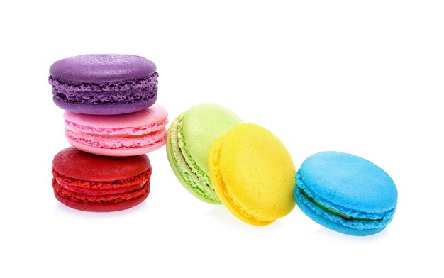 Macarons aislado sobre fondo blanco.