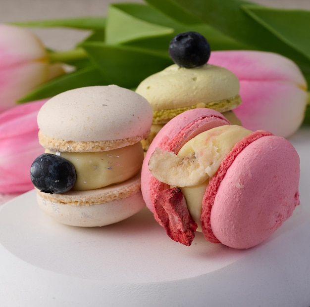 Macarons al horno con diferentes sabores en el postre de mesa